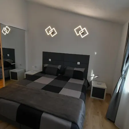 Piramida Kras * Komen